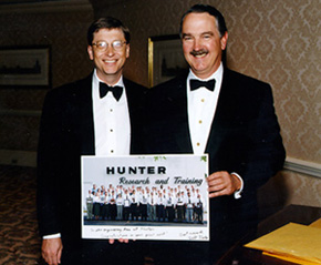 Microsoft CEO su  BILL GATES  Hunter Genel Mdr Steve Brauer'i tebrik ederken